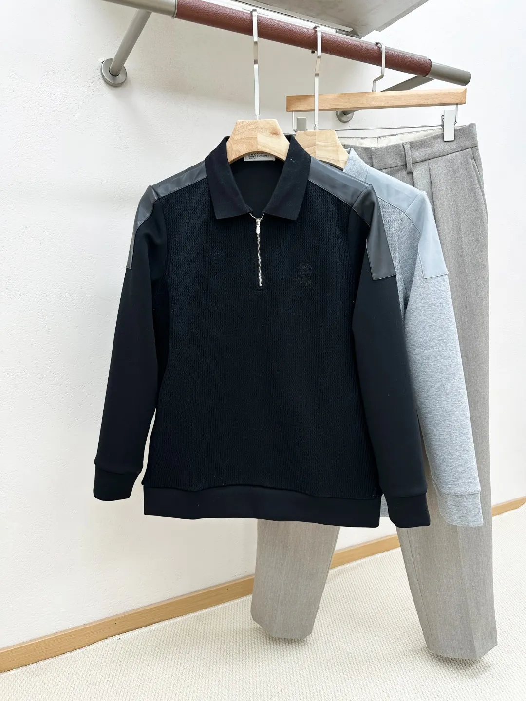 [New product] Hong Kong foreign company channel goods, pure quality, new product in early autumn 2026, original factory OEM product, high-looking star item! Brun*llo Cuci*elli family men's fashion style air cotton splicing knitted stand collar casual hooded sweatshirt jacket! Italian customers provide top-notch custom-made garment fabrics, heavyweight high-density air layer pure cotton material, with powerful functional properties, extremely delicate and comfortable touch, excellent breathability and hygroscopicity, spliced ​​knitted fabrics, clean upper body, lightweight and no burden! Versatile's color scheme is light and familiar, suitable for various daily outfits. The compatibility is extremely high, and it can handle a variety of occasions. It can perform very well in street leisure, outdoor sports, etc. There is no age limit, and it can be worn both inside and outside! It's something you can meet but can't ask for! Color: Black Gray Size: M L XXL size: Shoulder width 44cm - Bust size 110cm - Clothes length 73cm - Sleeve length 67cm 3XL size: Shoulder width 45cm - Bust size 114cm - Clothes length 75cm - Sleeve length 68cm
